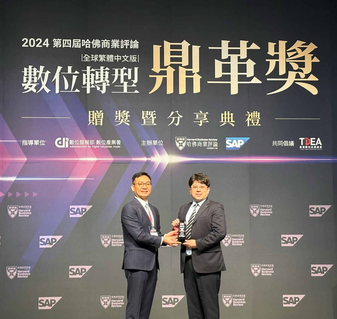 ���_(d��)�ƄӔ�(sh��)λ�D(zhu��n)���гɣ��s�@2024����(sh��)λ�D(zhu��n)�Ͷ��彩���C��(g��u)�ת���ͬ�r�����m(x��)�l(f��)չ������I(y��)���ģ�����ESG���Y��˼�S���@��ESG�؄e���p�ؘsҫ